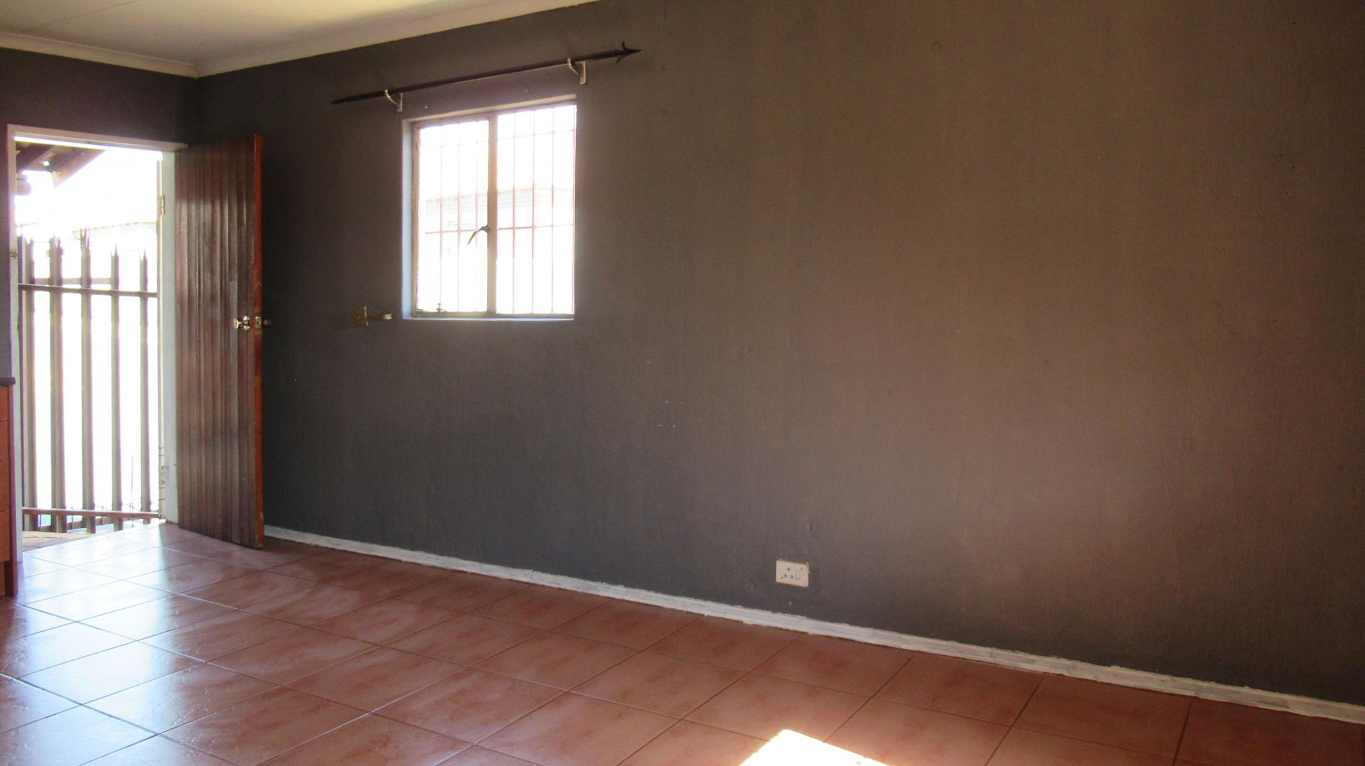 Lounges - 12 square meters of property in Krugersdorp