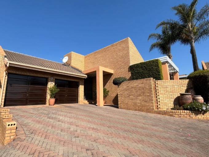 3 Bedroom Simplex for Sale For Sale in Zwartkop - MR642143