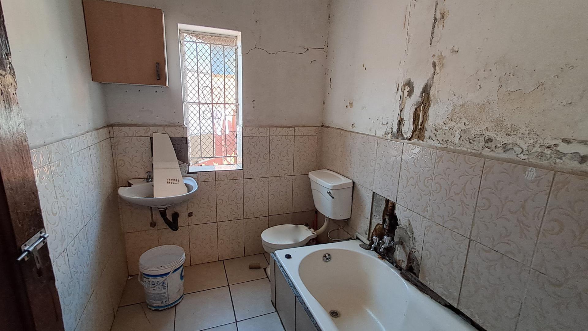 Main Bathroom of property in Turf Club