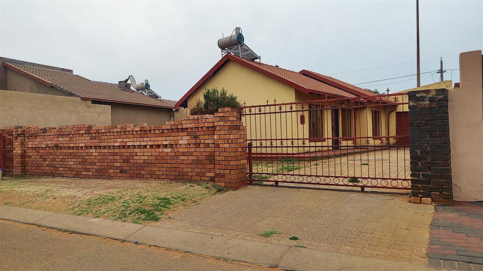 Front View of property in Vosloorus