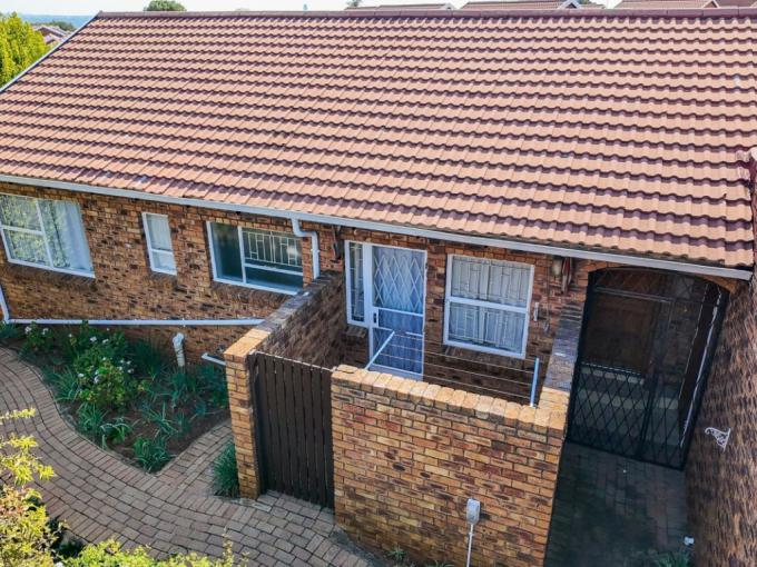 2 Bedroom Simplex for Sale For Sale in Edenvale - MR642688