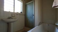 Bathroom 1 - 6 square meters of property in Mondeor