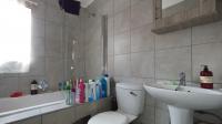 Bathroom 1 - 5 square meters of property in Heuweloord