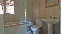 Bathroom 1 - 5 square meters of property in Heuweloord