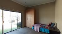 Bed Room 1 - 18 square meters of property in Maroeladal