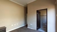 Bed Room 1 - 18 square meters of property in Maroeladal