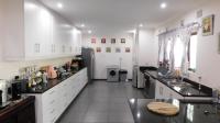 Kitchen - 28 square meters of property in Kloof 