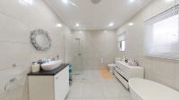 Main Bathroom - 11 square meters of property in Kloof 