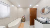 Main Bathroom - 11 square meters of property in Kloof 