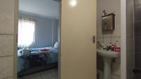 Main Bathroom - 6 square meters of property in Die Hoewes