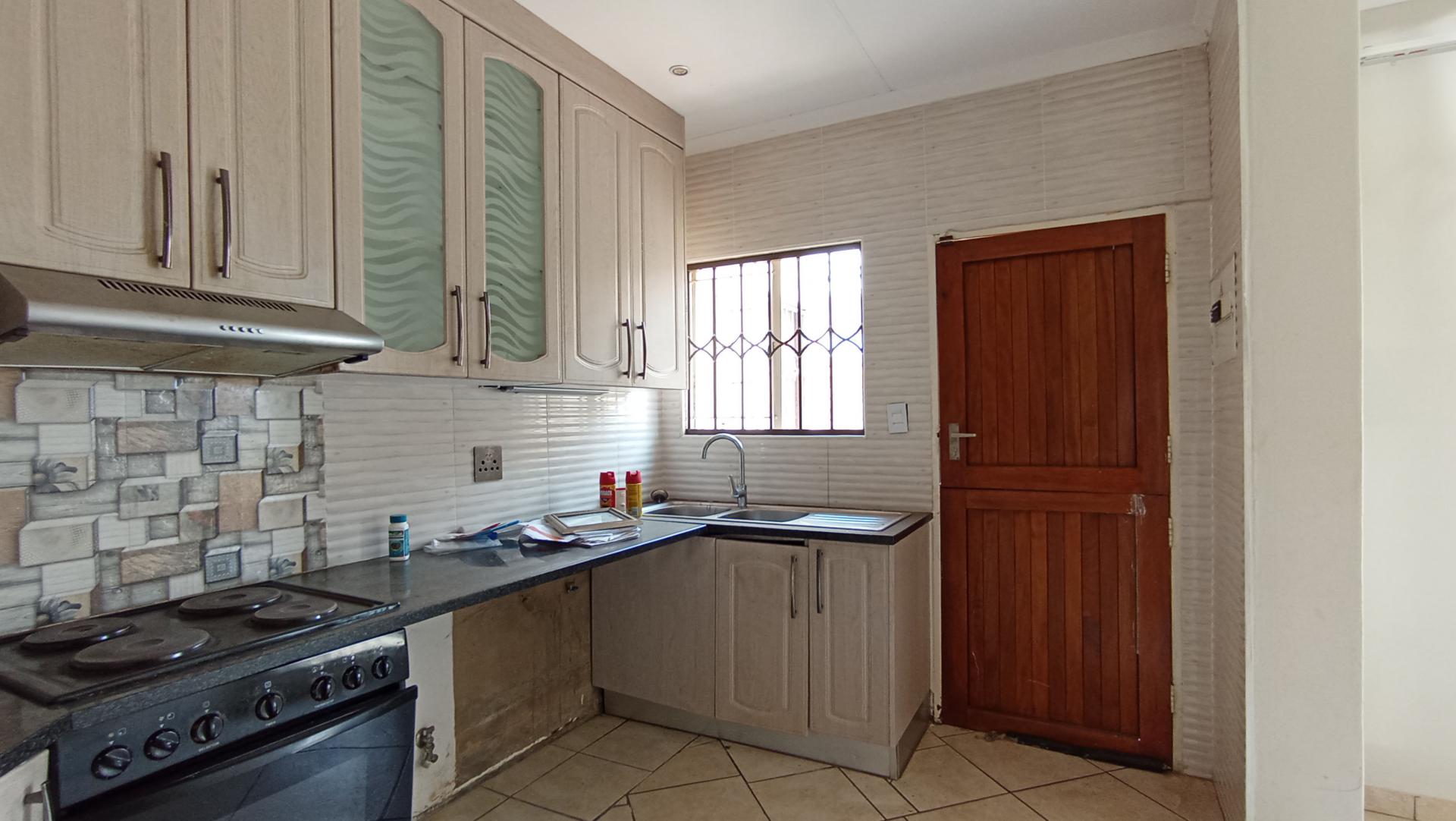 Kitchen - 11 square meters of property in Zandspruit