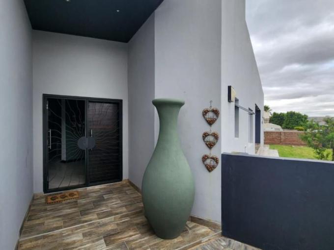 5 Bedroom House for Sale For Sale in Oudtshoorn - MR643583