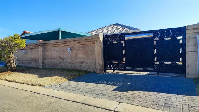 2 Bedroom Freehold Residence for Sale For Sale in Benoni East AH - Home Sell - MR643708