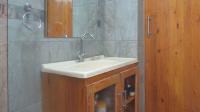 Bathroom 1 - 4 square meters of property in Bassonia