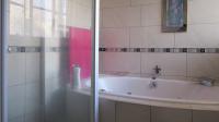 Main Bathroom - 8 square meters of property in Bassonia