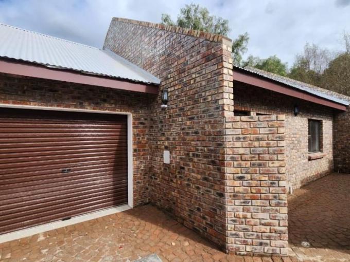 2 Bedroom House for Sale For Sale in Oudtshoorn - MR644070