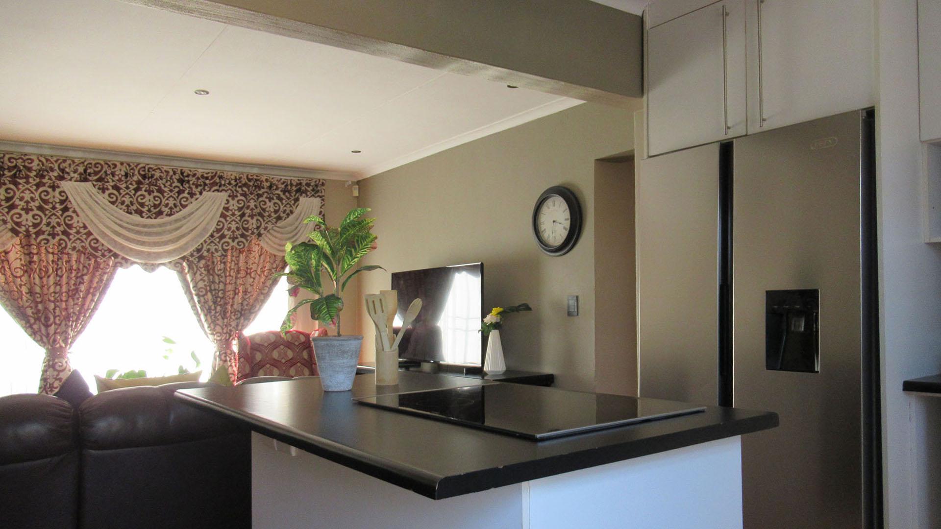 Kitchen - 8 square meters of property in Wilgeheuwel 