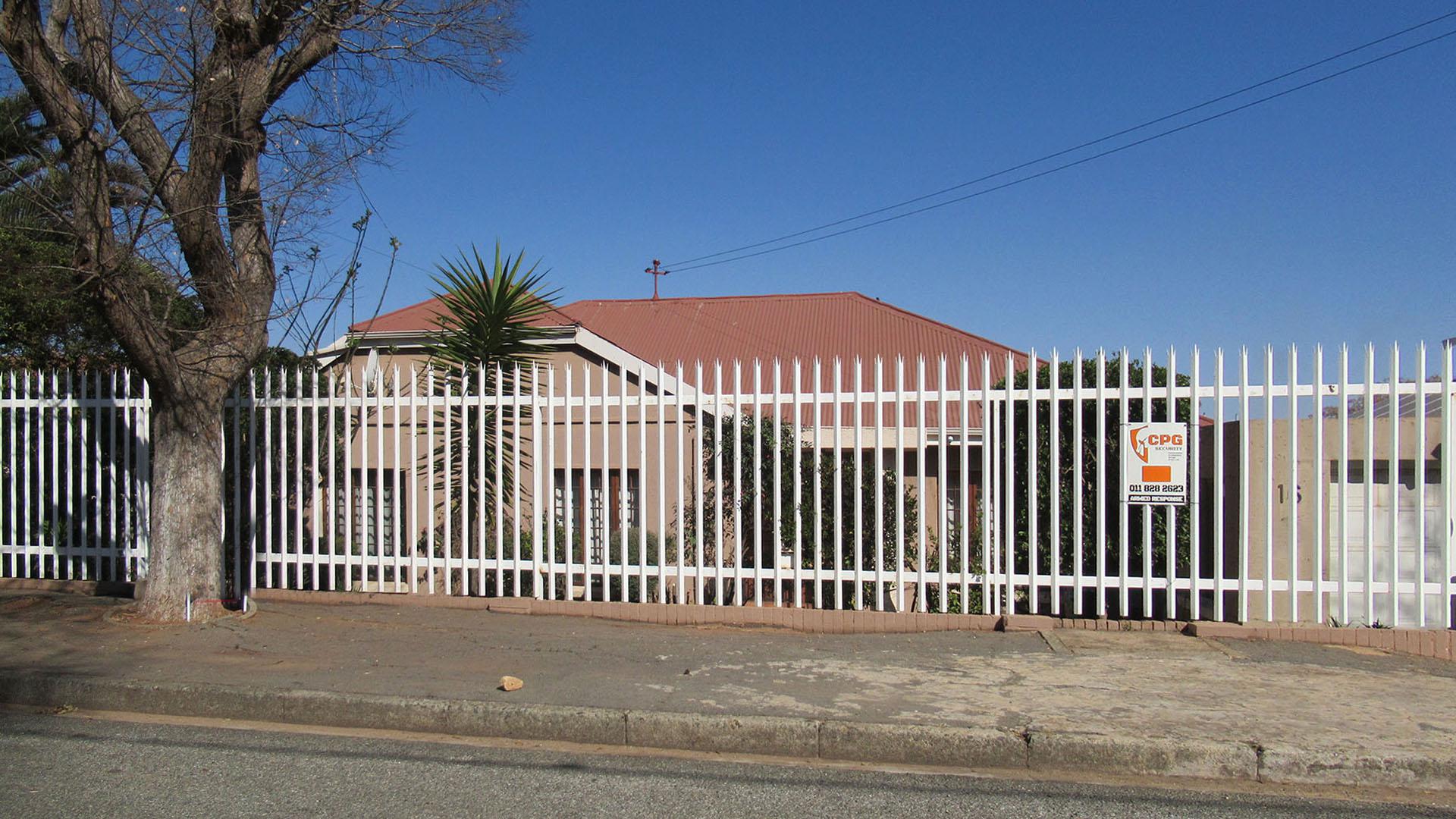 Front View of property in Symhurst