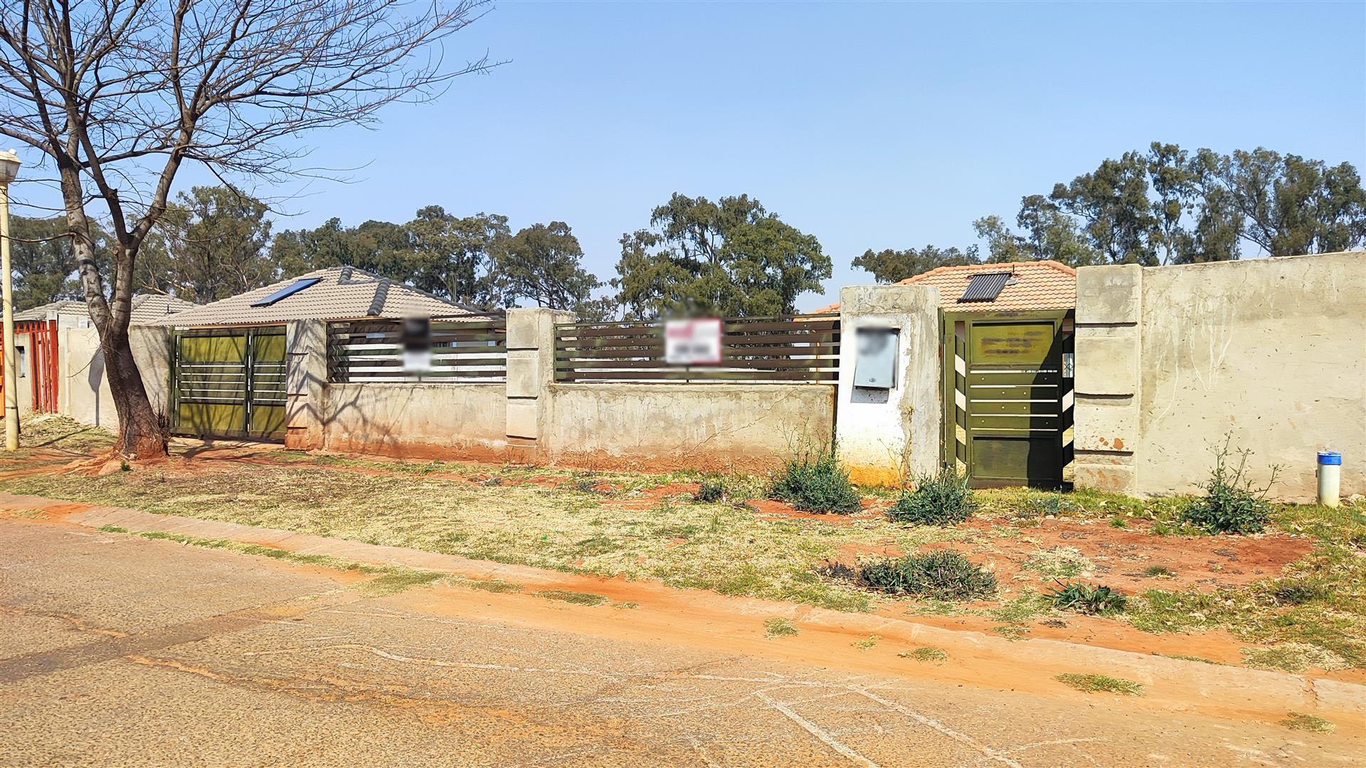 Front View of property in Pollak Park