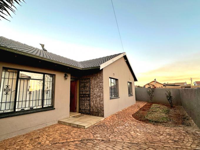 5 Bedroom House for Sale For Sale in Lenasia - MR645139