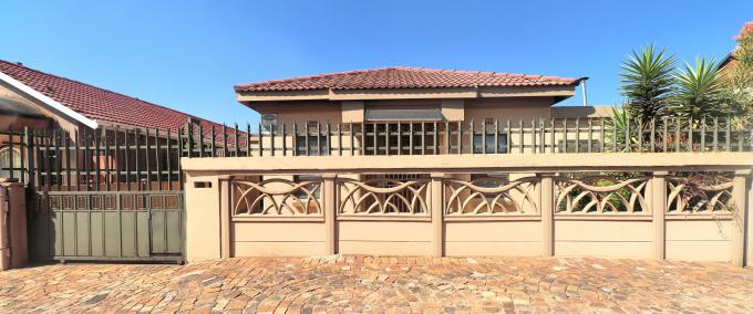 2 Bedroom House for Sale For Sale in Lenasia - MR645185