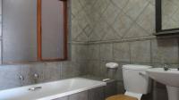 Bathroom 1 - 4 square meters of property in Constantia Kloof