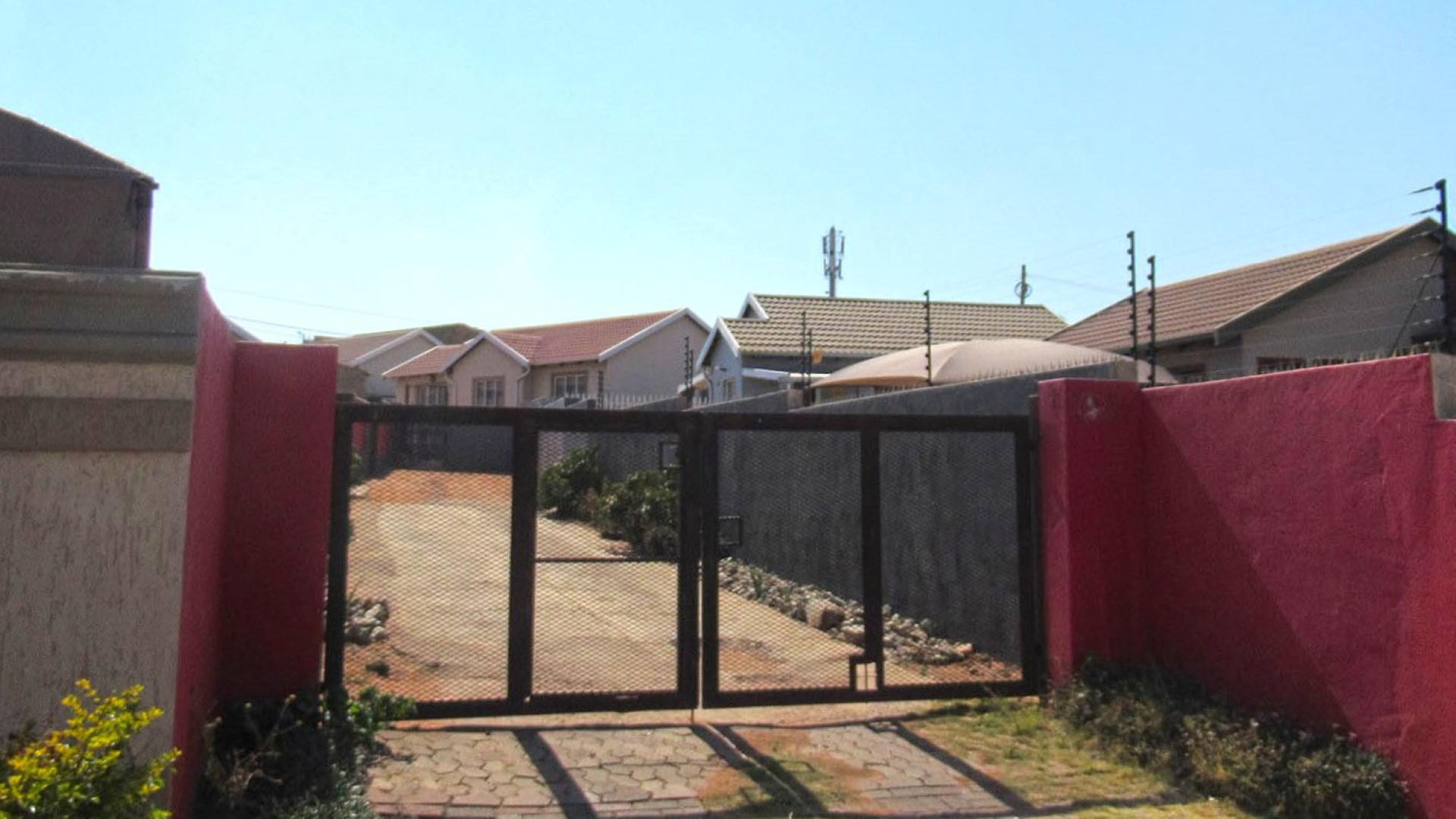 Front View of property in Chief Mogale