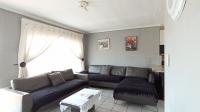 Lounges - 17 square meters of property in Mondeor