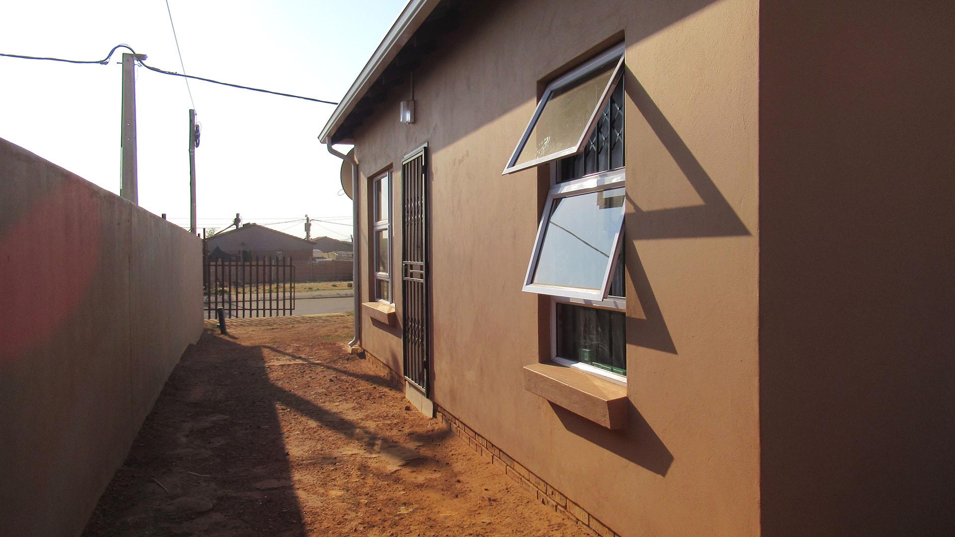 Front View of property in Lehae