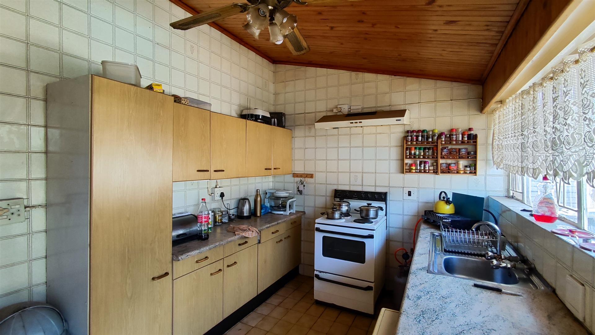 Kitchen - 12 square meters of property in Bonaero Park