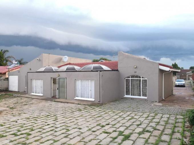 3 Bedroom House for Sale For Sale in Lenasia South - MR645905