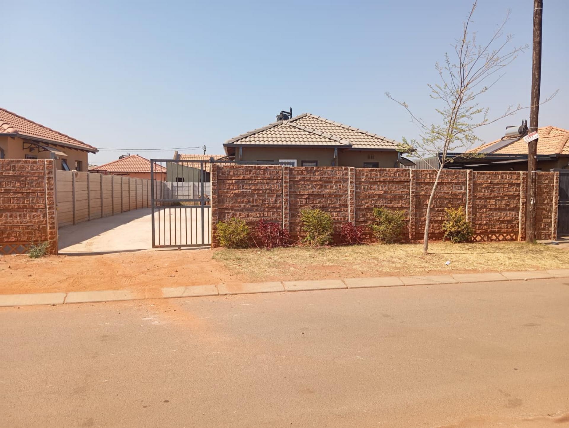 Front View of property in Protea Glen