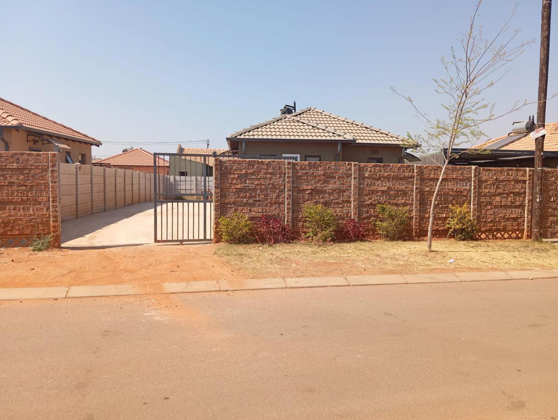 Front View of property in Protea Glen