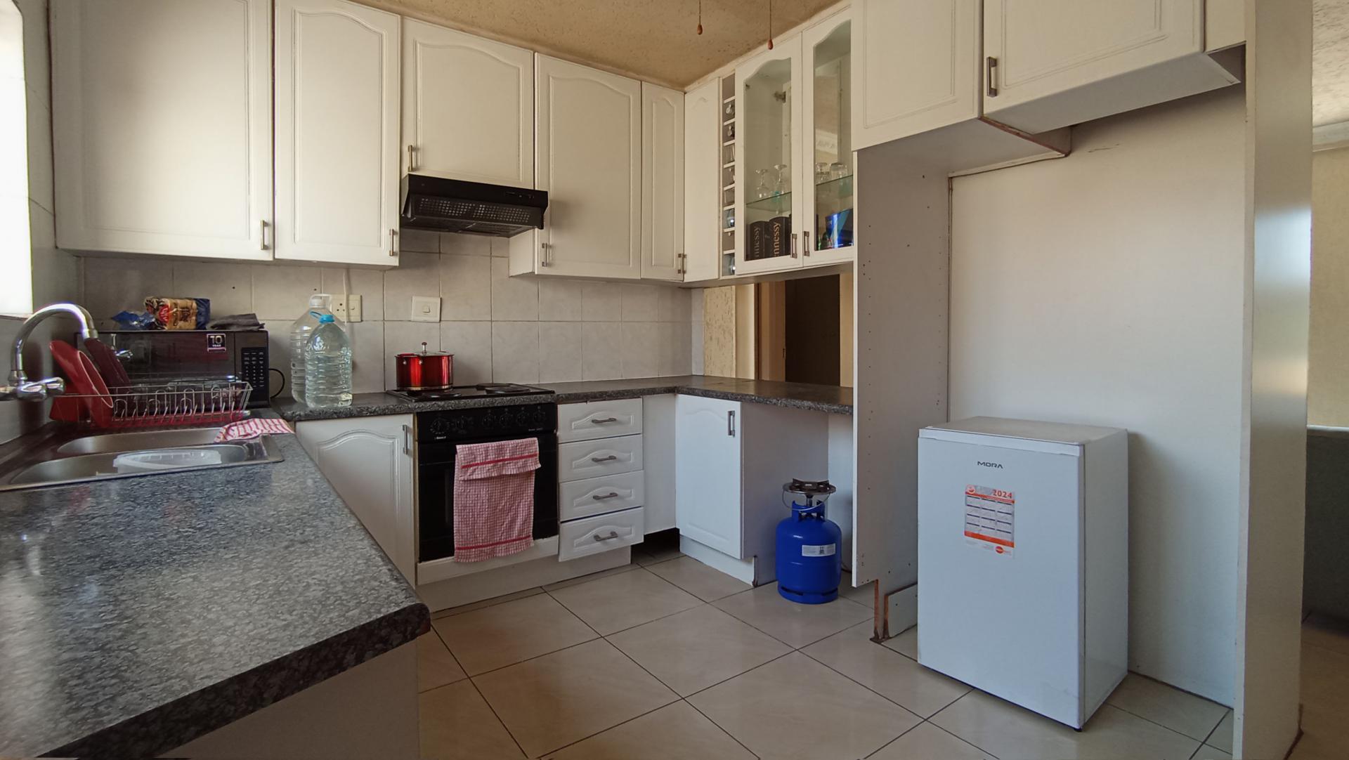 Kitchen - 11 square meters of property in Mondeor