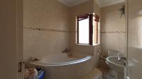 Bathroom 1 - 6 square meters of property in Mondeor