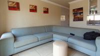 Lounges - 17 square meters of property in Mondeor