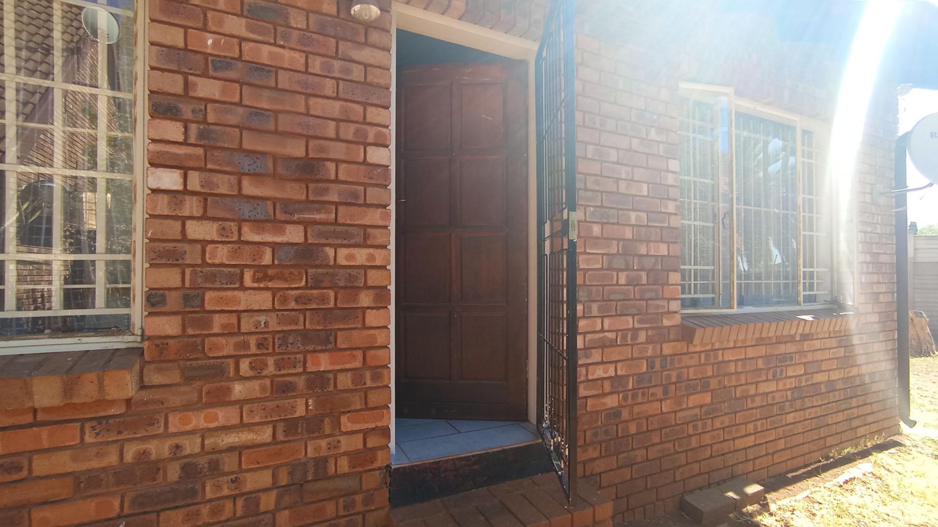 Front View of property in Zwartkop