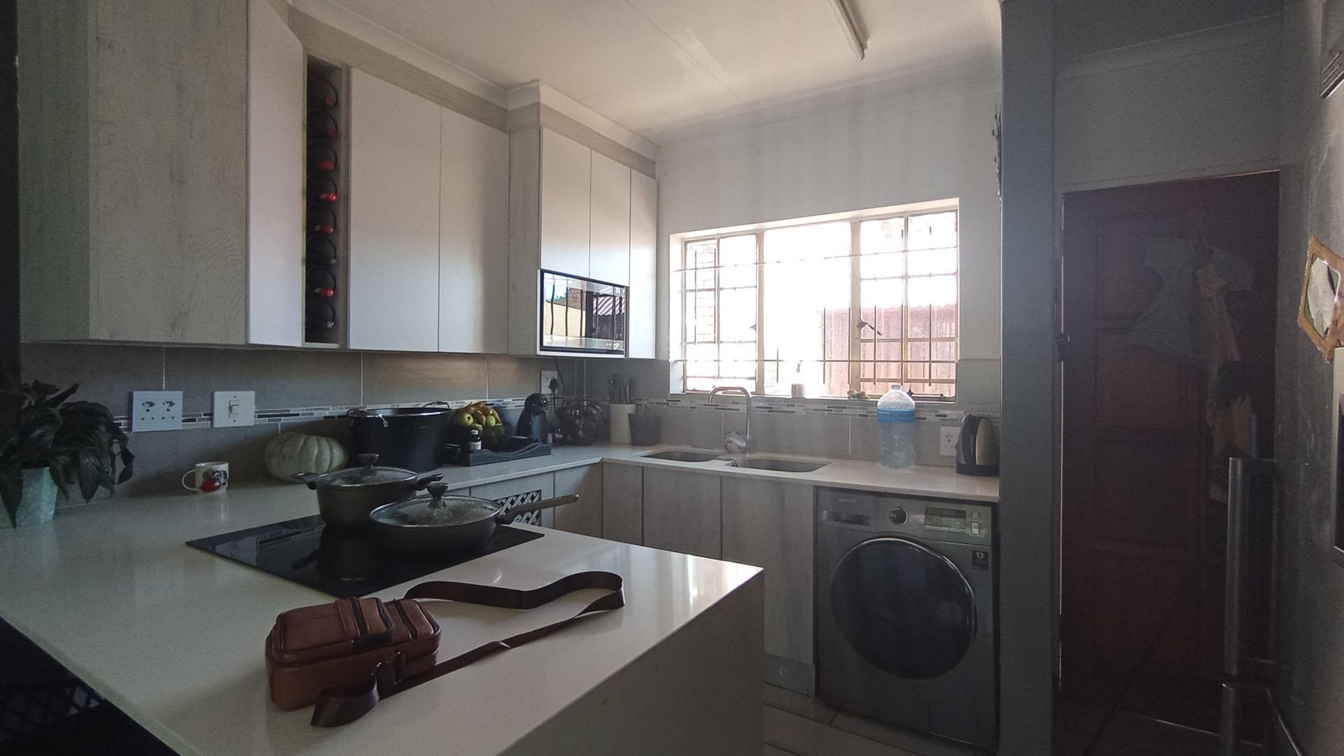 Kitchen - 10 square meters of property in Zwartkop