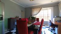 Dining Room - 19 square meters of property in Die Hoewes