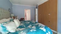 Main Bedroom - 19 square meters of property in Die Hoewes