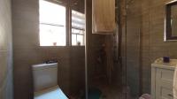 Main Bathroom - 4 square meters of property in Die Hoewes