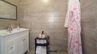 Main Bathroom - 4 square meters of property in Die Hoewes