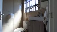 Main Bathroom - 3 square meters of property in Heatherview