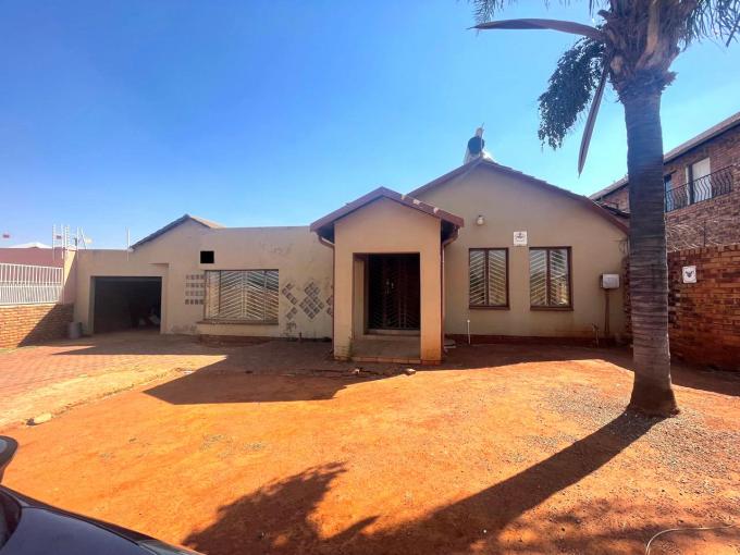 4 Bedroom House for Sale For Sale in Lenasia South - MR647625