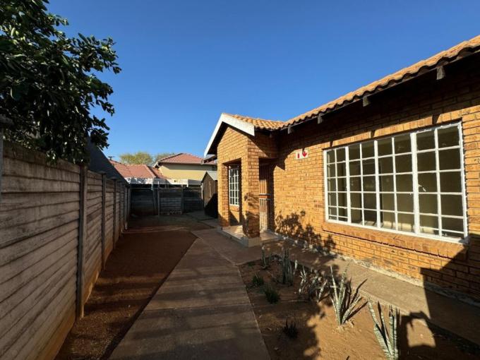 2 Bedroom Simplex for Sale For Sale in Rustenburg - MR647707