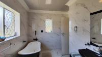 Main Bathroom - 10 square meters of property in Selcourt