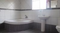 Main Bathroom - 11 square meters of property in Maraisburg