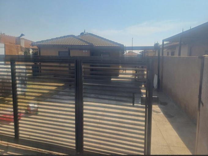 3 Bedroom House for Sale For Sale in Klippoortjie AH - MR648307