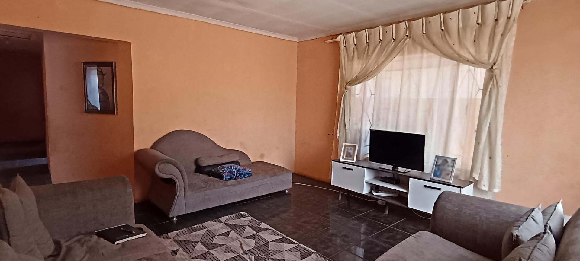 Lounges of property in Soshanguve East