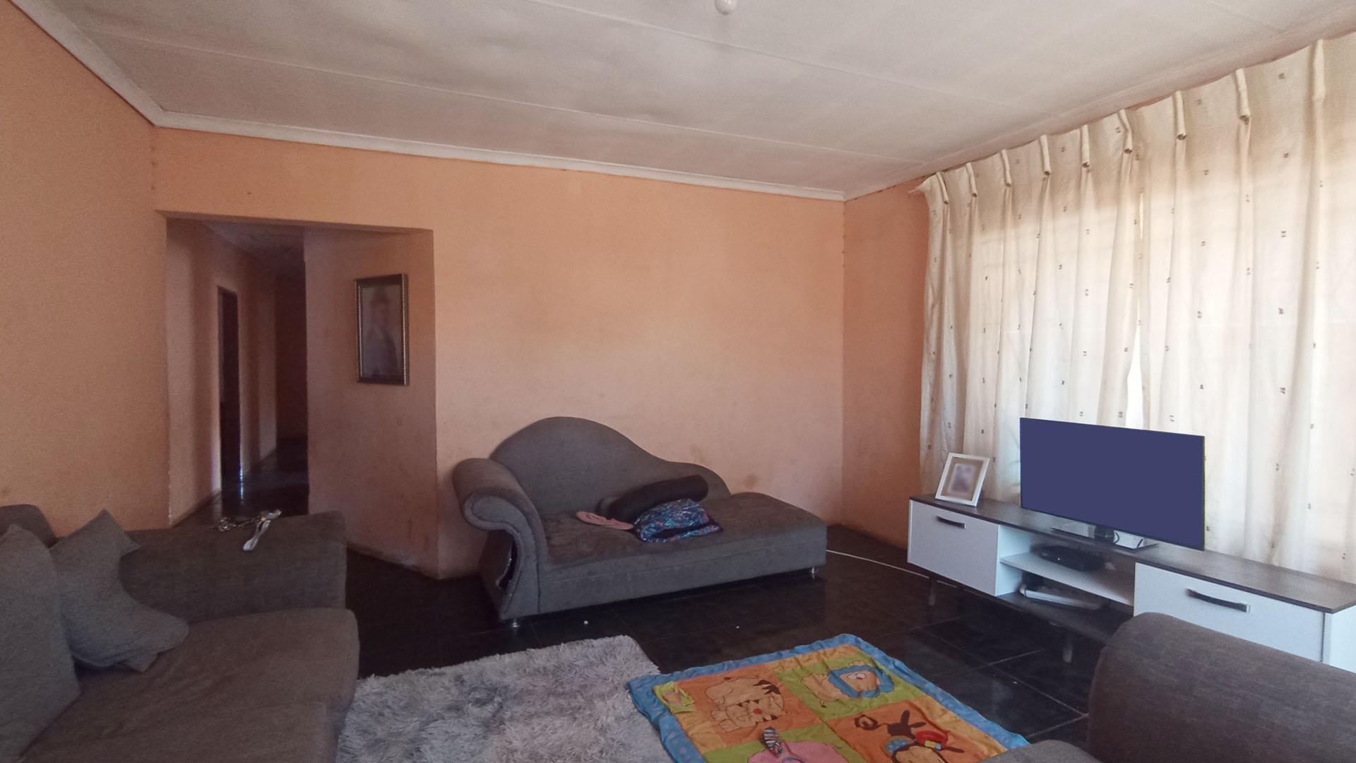 Lounges - 21 square meters of property in Soshanguve East